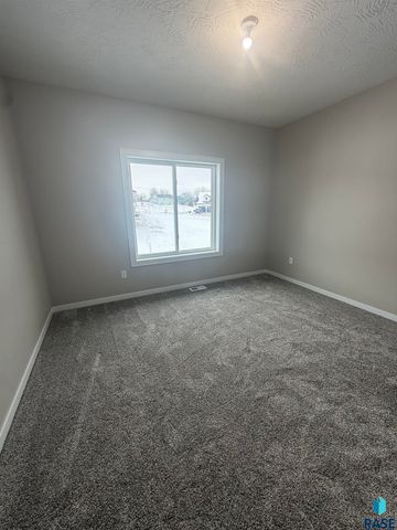 2109 S Red Oak Ave Avenue, Sioux Falls, SD 57110