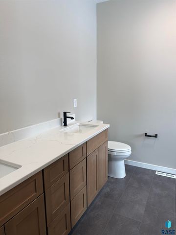 2109 S Red Oak Ave Avenue, Sioux Falls, SD 57110