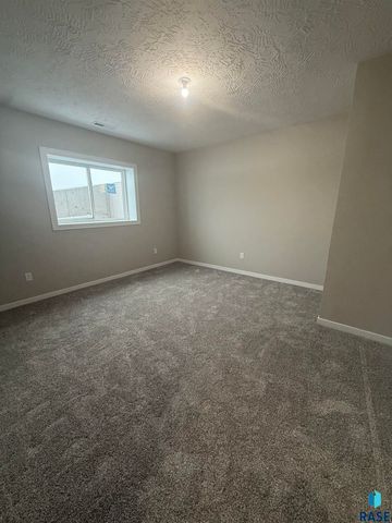 2109 S Red Oak Ave Avenue, Sioux Falls, SD 57110