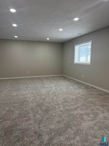 2109 S Red Oak Ave Avenue, Sioux Falls, SD 57110