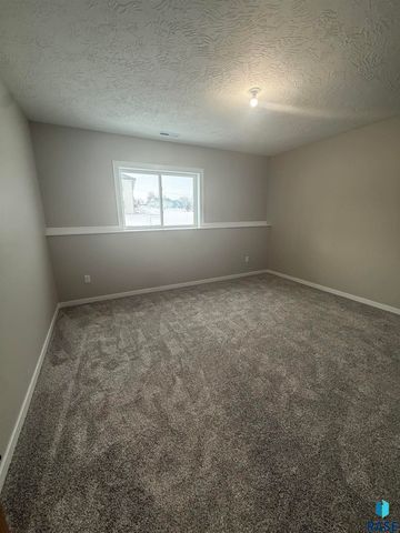 2109 S Red Oak Ave Avenue, Sioux Falls, SD 57110