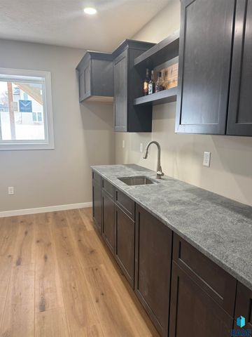 2109 S Red Oak Ave Avenue, Sioux Falls, SD 57110