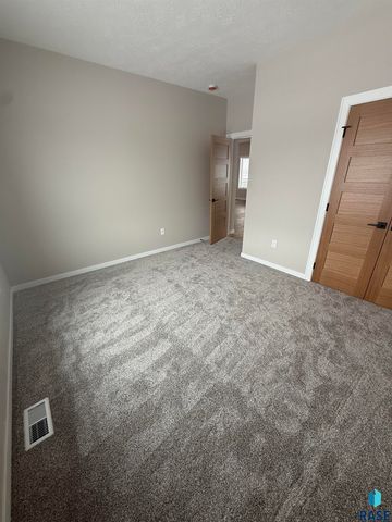 2109 S Red Oak Ave Avenue, Sioux Falls, SD 57110