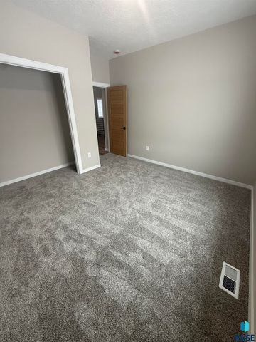 2109 S Red Oak Ave Avenue, Sioux Falls, SD 57110