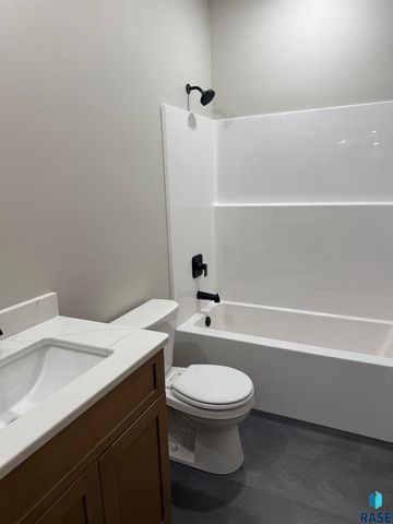 2109 S Red Oak Ave Avenue, Sioux Falls, SD 57110