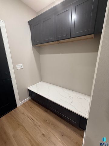 2109 S Red Oak Ave Avenue, Sioux Falls, SD 57110