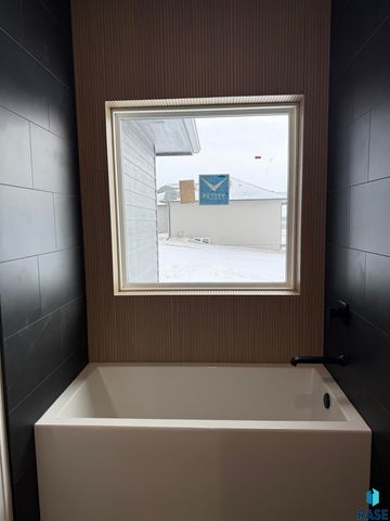 2109 S Red Oak Ave Avenue, Sioux Falls, SD 57110