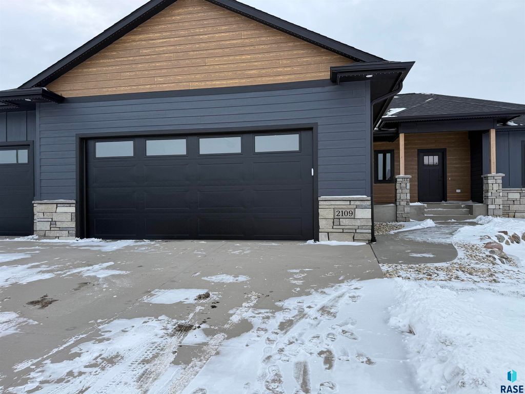 2109 S Red Oak Ave Avenue, Sioux Falls, SD 57110