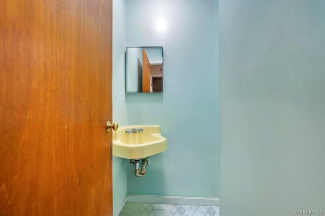 441 Roslyn Road, East Williston, NY 11596