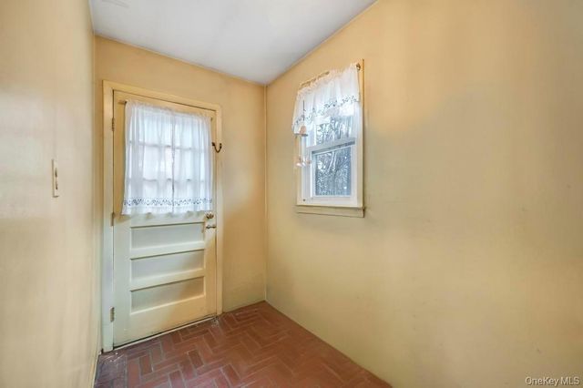 441 Roslyn Road, East Williston, NY 11596