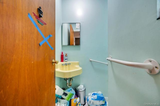 441 Roslyn Road, East Williston, NY 11596