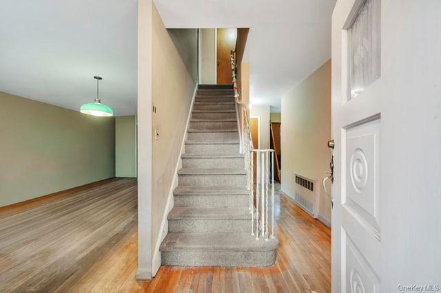 441 Roslyn Road, East Williston, NY 11596