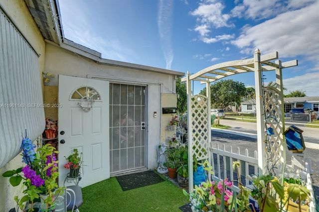 2200 SW 42nd Way, Fort Lauderdale, FL 33317