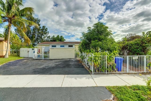 2200 SW 42nd Way, Fort Lauderdale, FL 33317