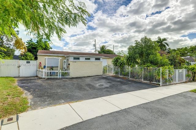 2200 SW 42nd Way, Fort Lauderdale, FL 33317