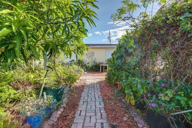 2200 SW 42nd Way, Fort Lauderdale, FL 33317