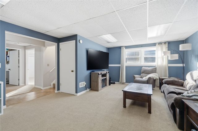 3270 28th Ave, Marion, IA 52302