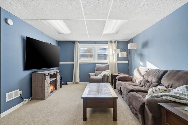 3270 28th Ave, Marion, IA 52302