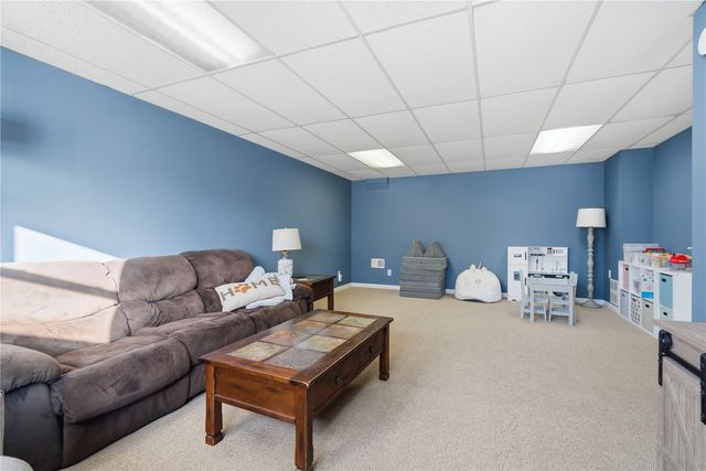 3270 28th Ave, Marion, IA 52302