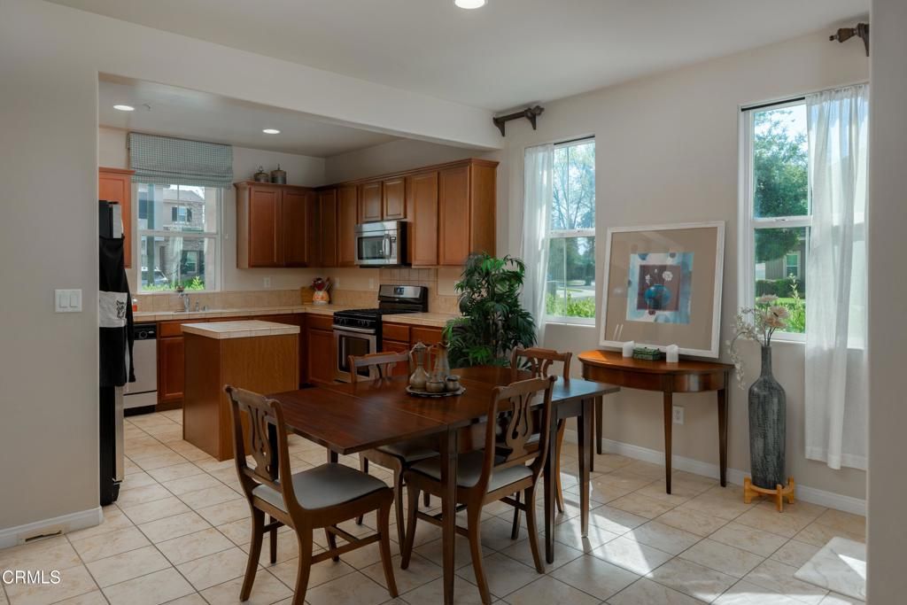 Image 13 of property listing at 1927 Holt Rinehart Avenue, Bakersfield, CA 93311