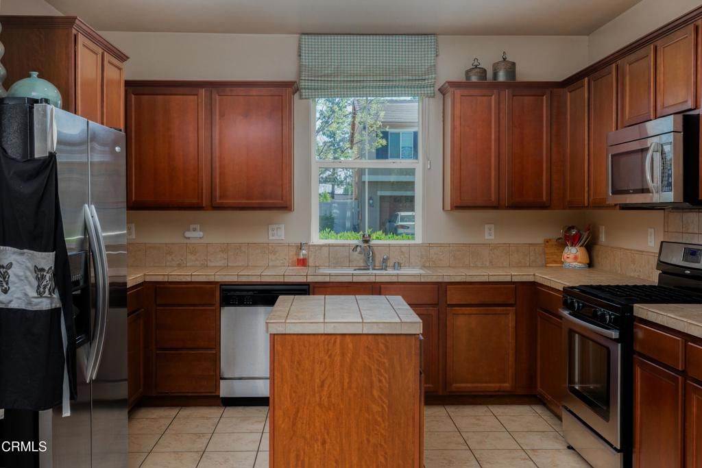 Image 14 of property listing at 1927 Holt Rinehart Avenue, Bakersfield, CA 93311