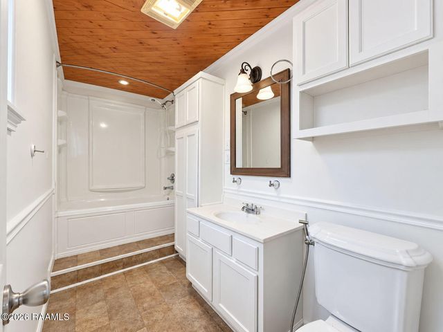 2003 Old Jeanerette Road, New Iberia, LA 70563