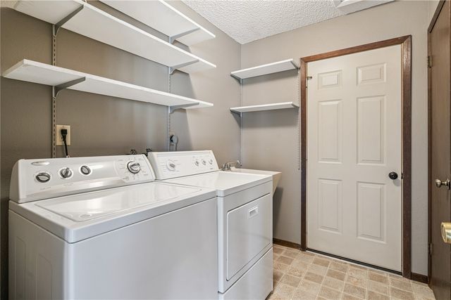 1256 Esther Ct, Iowa City, IA 52240