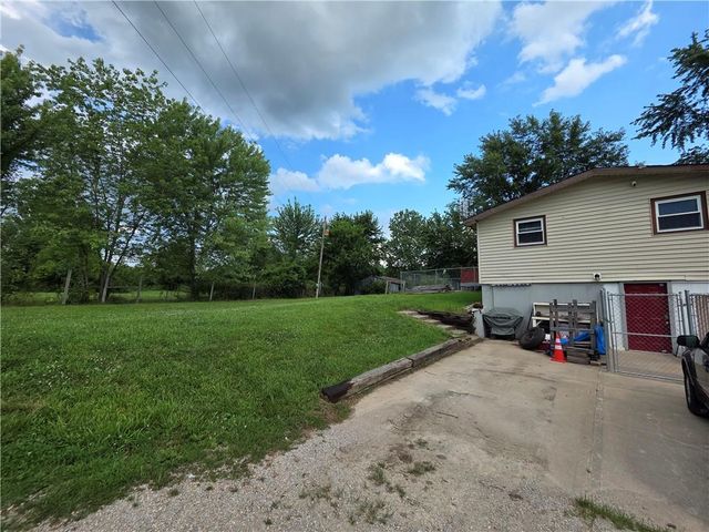 27722 S State Route 7 Highway, Harrisonville, MO 64701