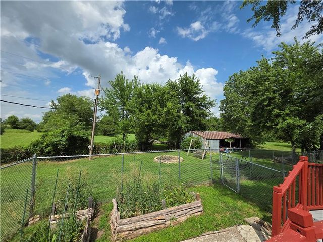 27722 S State Route 7 Highway, Harrisonville, MO 64701