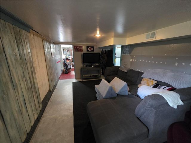 27722 S State Route 7 Highway, Harrisonville, MO 64701