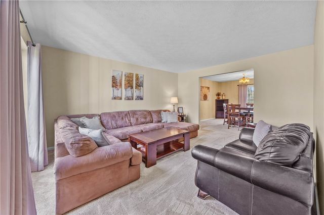 17 Oakshire Way, Henrietta, NY 14534