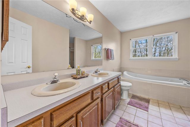 17 Oakshire Way, Henrietta, NY 14534