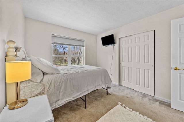 17 Oakshire Way, Henrietta, NY 14534