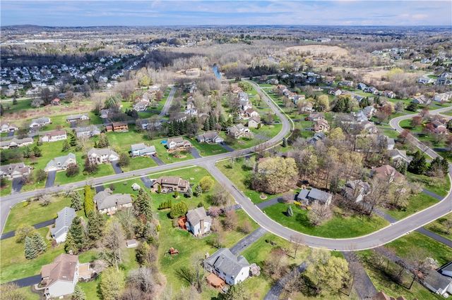 17 Oakshire Way, Henrietta, NY 14534