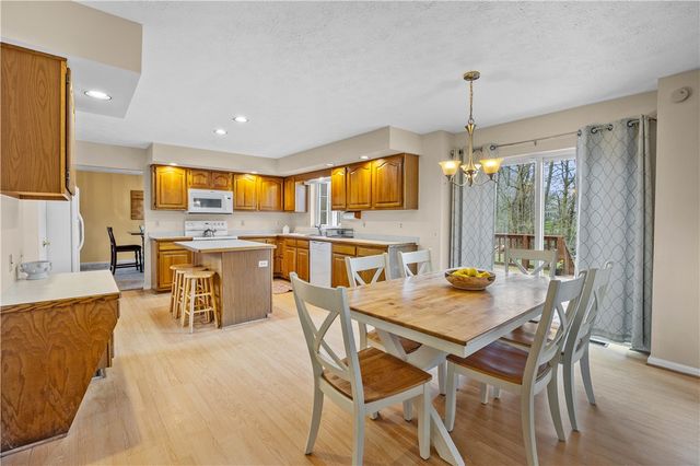 17 Oakshire Way, Henrietta, NY 14534