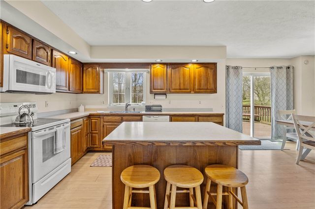 17 Oakshire Way, Henrietta, NY 14534