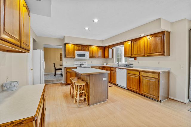 17 Oakshire Way, Henrietta, NY 14534