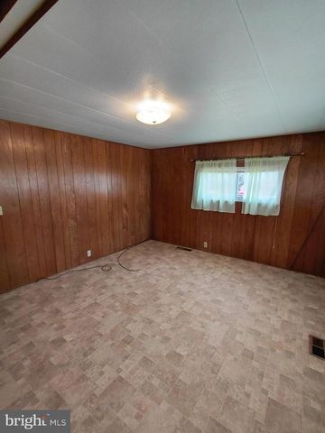 11 TRENTON ST, Petersburg, WV 26847