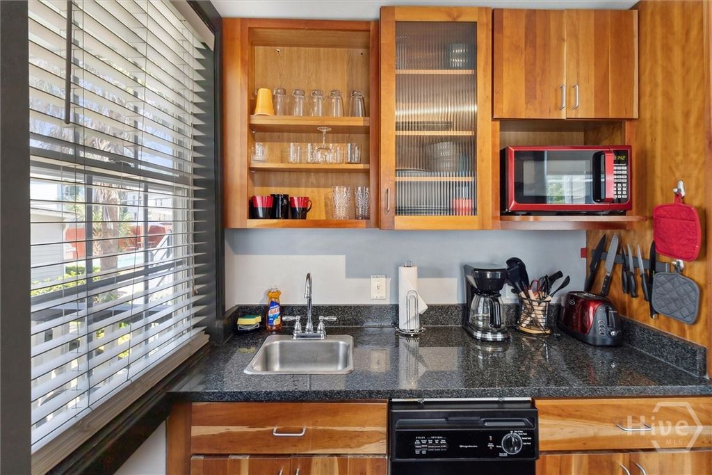 Image 7 of property listing at 527/529 E Gwinnett, Savannah, GA 31401