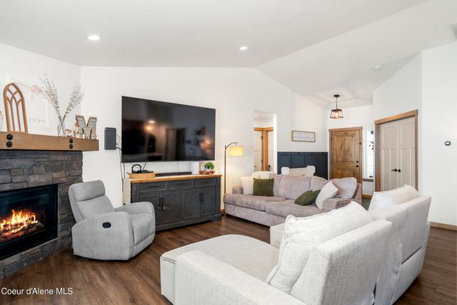 8624 W Ferguson Ln, Rathdrum, ID 83858