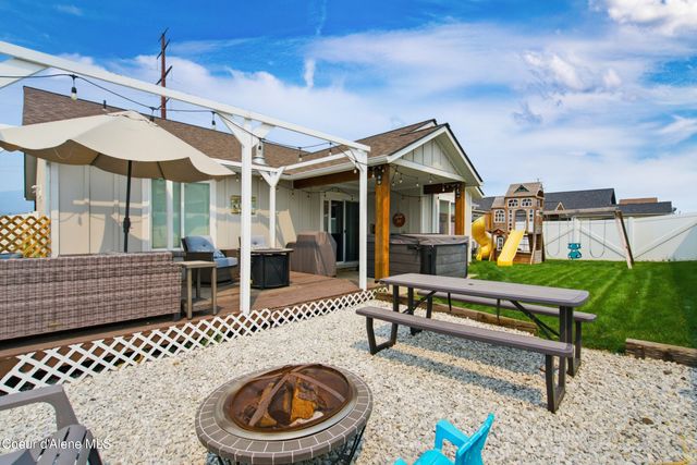 8624 W Ferguson Ln, Rathdrum, ID 83858