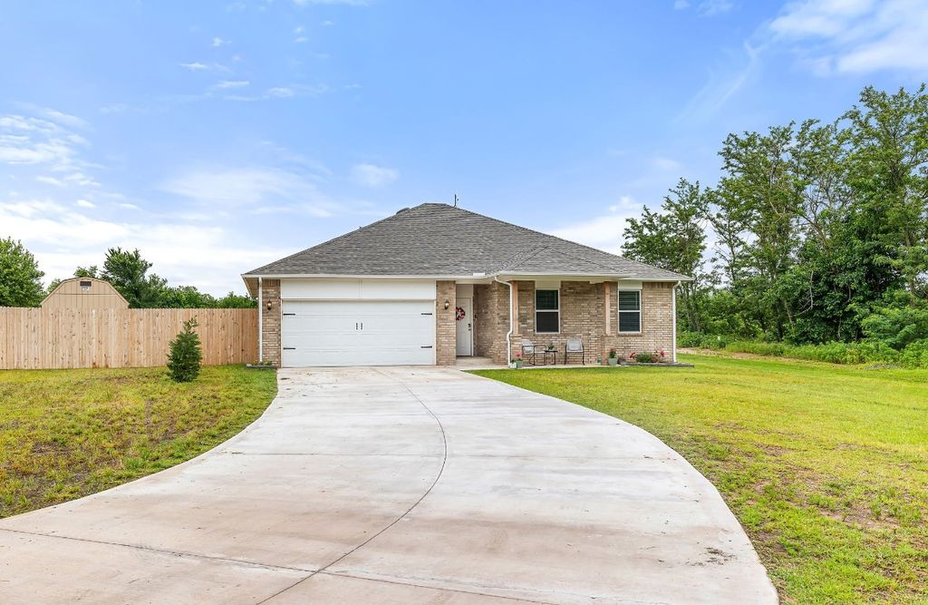 2520 N Manning Road, El Reno, OK 73036
