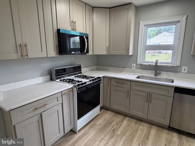 220 N MARSHALL ST, Wilmington, DE 19804