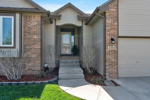 3225 S Bluelake Ct, Wichita, KS 67215