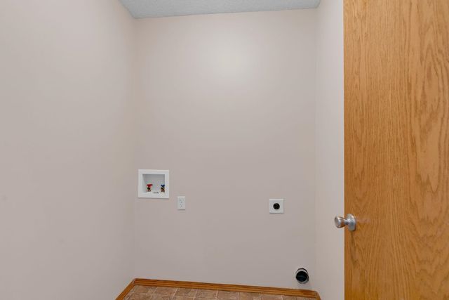 3225 S Bluelake Ct, Wichita, KS 67215