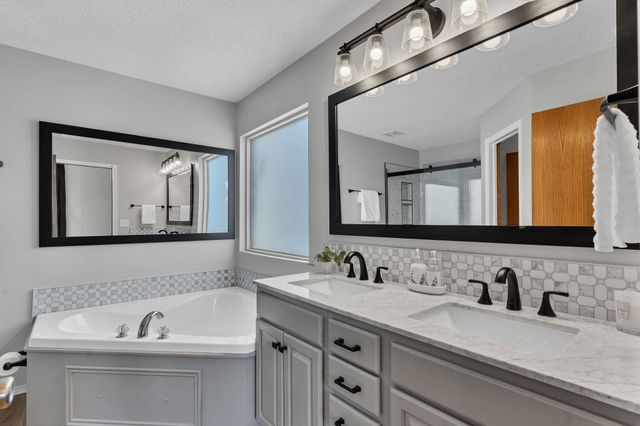 3225 S Bluelake Ct, Wichita, KS 67215