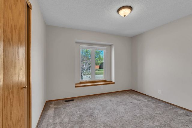 3225 S Bluelake Ct, Wichita, KS 67215