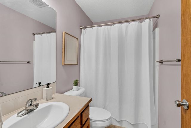 3225 S Bluelake Ct, Wichita, KS 67215