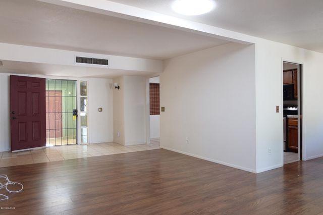 8357 N Mesquite Shadows Drive, Tucson, AZ 85704