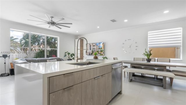 321 SW 194th Ave, Pembroke Pines, FL 33029